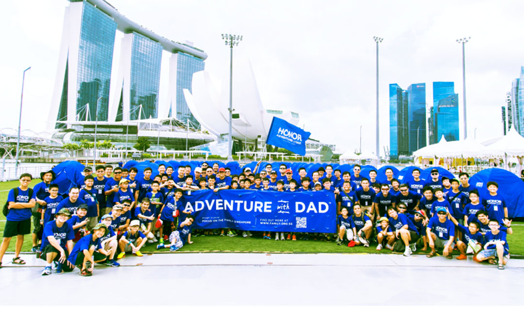 AdventureWithDad-1 All the participants of Adventure with Dad taking photo together with the event banner in the location.
